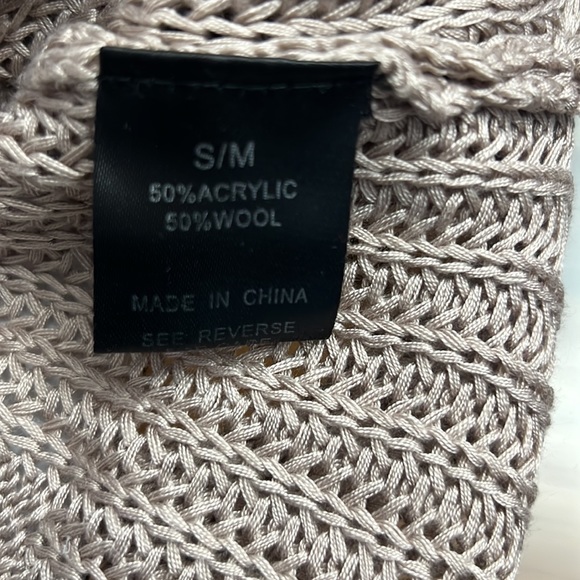 Wishlist Beige Knit V Neck Sweater top Size Small/Medium - Picture 8 of 8
